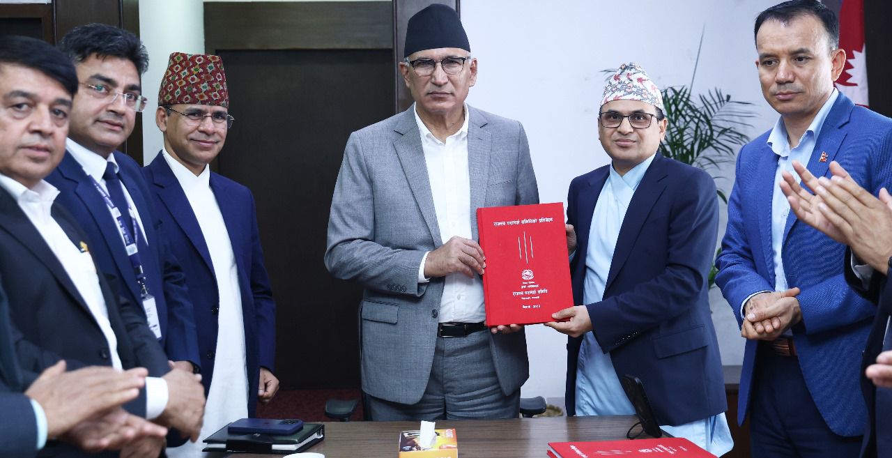 राजस्व परामर्श समितिद्वारा अर्थमन्त्री समक्ष प्रतिवेदन पेश